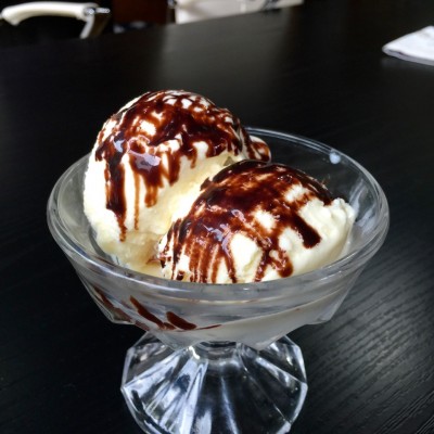 アイスクリームチョコソースがけ